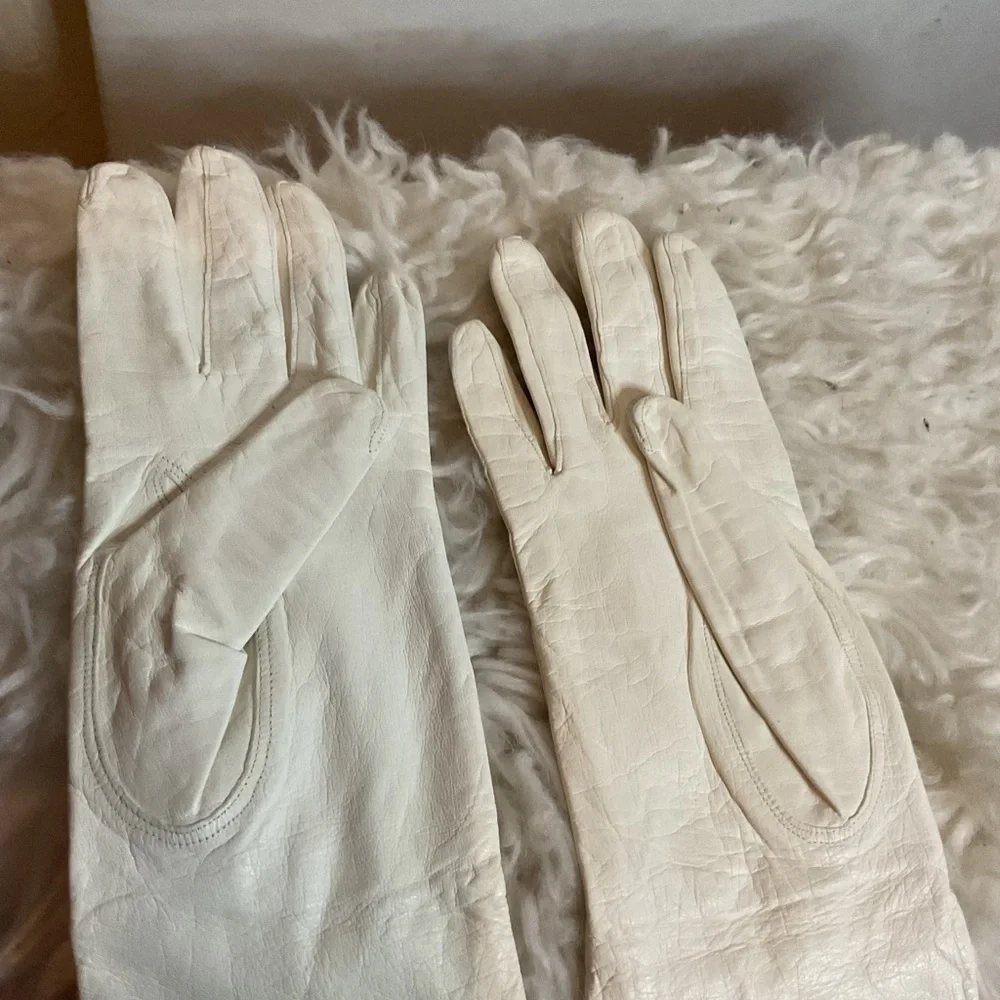 Van Raalte silky smooth white leather vintage mid length gloves 7/ M